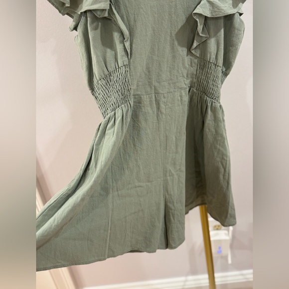 LULUβs β’ Sage Button-Detail Romper - Picture 2 of 10